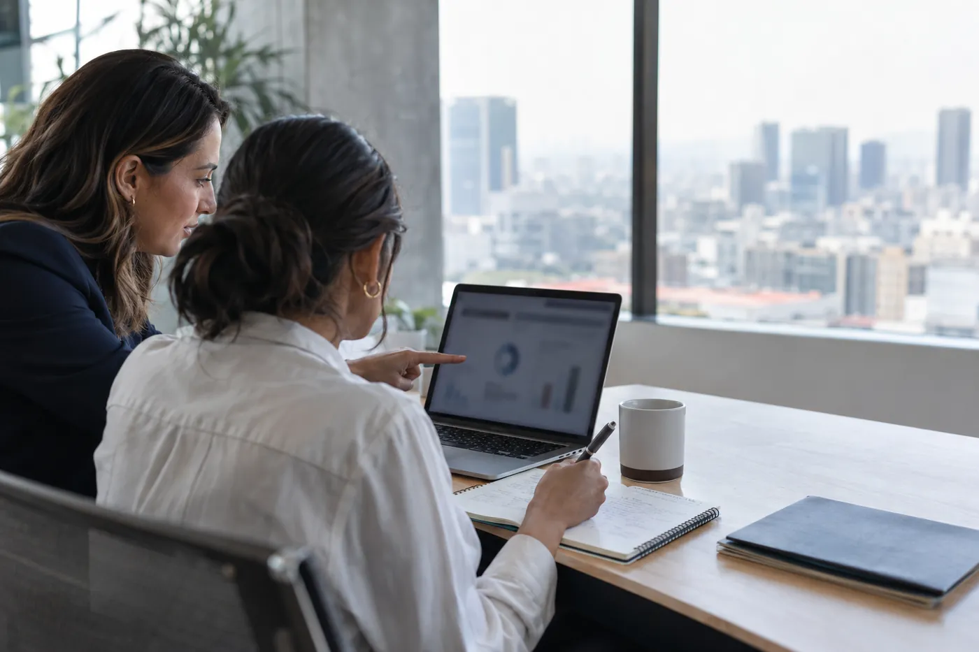 Sesión de trabajo con una cliente frente a una computadora portátil